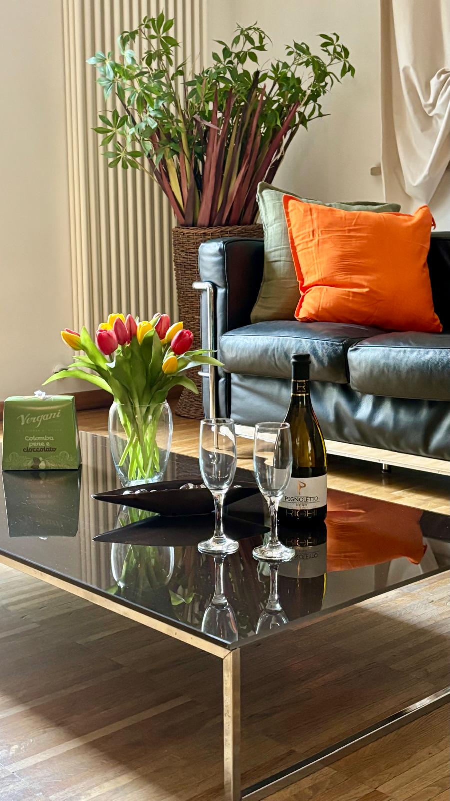 Soggiorno luminoso con divano e chaise longue