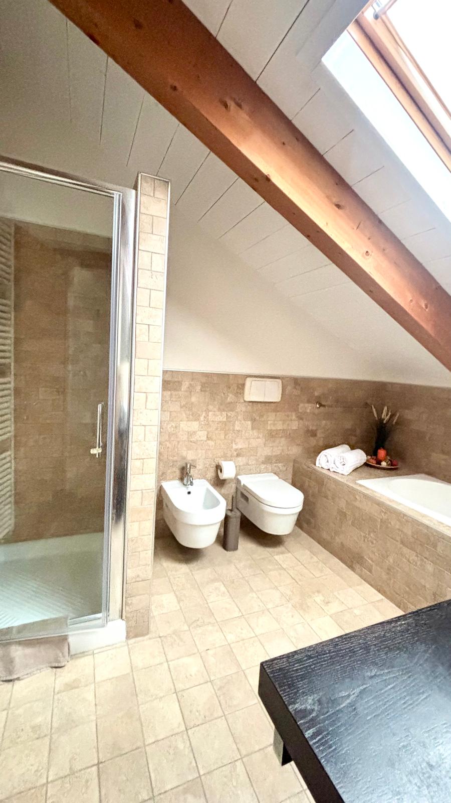 Bagno superiore con vasca e doccia