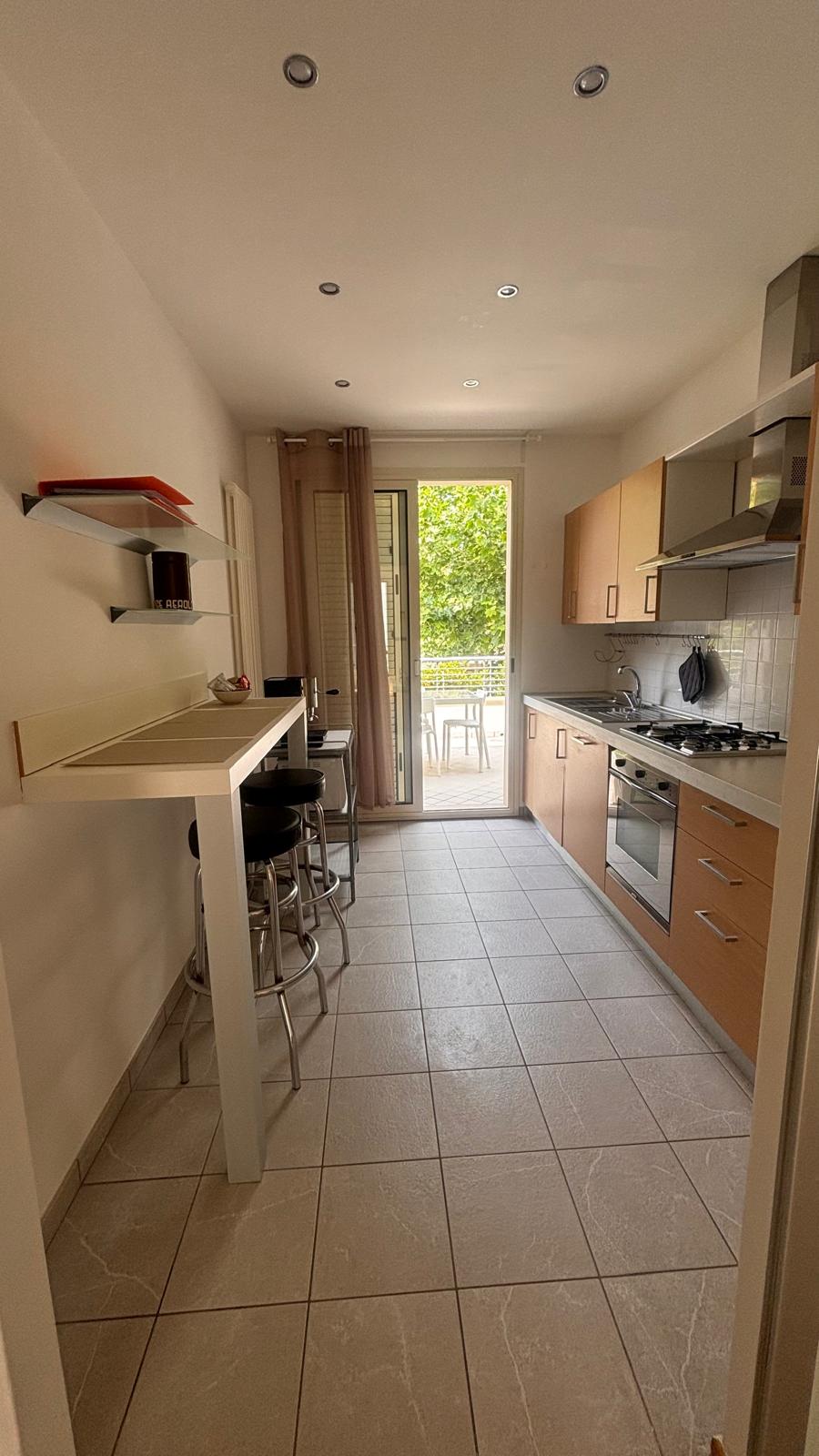 Cucina completamente attrezzata con tutti gli elettrodomestici