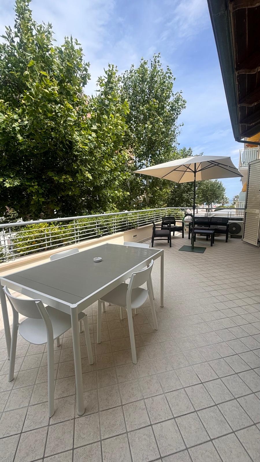 Terrazzo privato arredato con tavolo e sedie